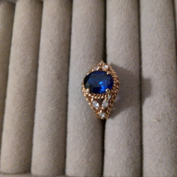 Beautiful ring blue stone goldtone about size 8 - Picture 5 of 12
